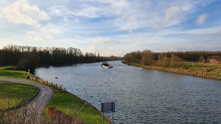 Il se jette dans l'eau pour sauver un homme de la noyade