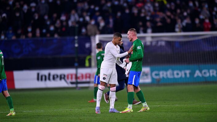 Mbappé salue un joueur de Feignies-Aulnoye à la fin du match.