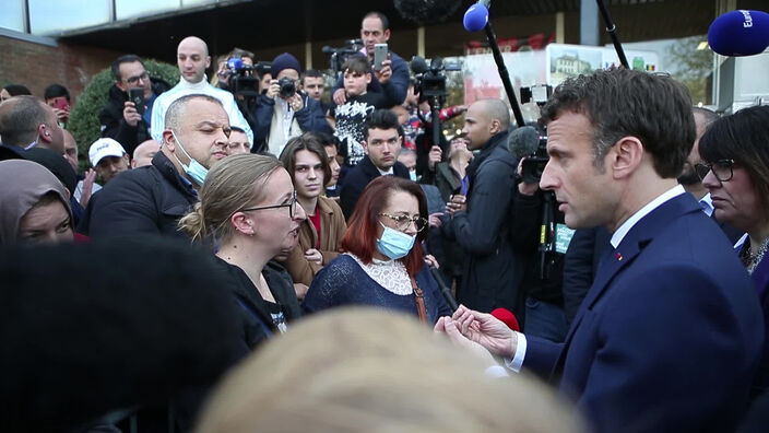 "'Emmerder les non-vaccinés', je l'ai dit de manière affectueuse", assure Emmanuel Macron en visite à Denain