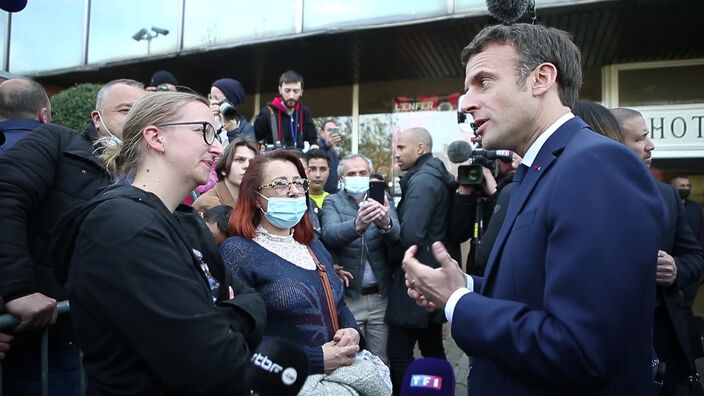 Echange tendu sur le vaccin contre la covid entre Emmanuel Macron et deux gilets jaunes