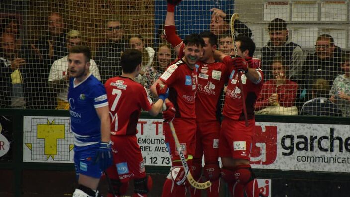 Les joueurs du SCRA Saint-Omer dans leur salle du Brockus