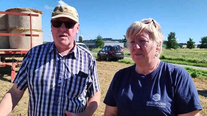 Les agriculteurs se préparent pour le passage du Tour de France au pied de Cassel