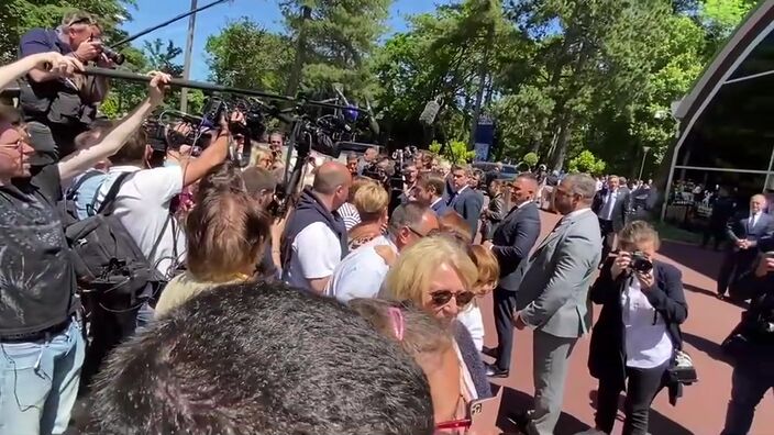 Le Touquet : bain de foule du président Emmanuel Macron à la sortie du bureau de vote
