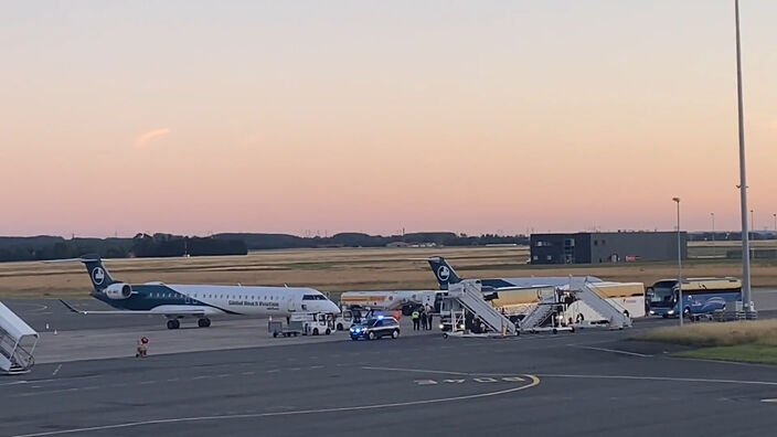 Tour de France : les coureurs arrivent à l'aéroport de Lille-Lesquin devant quelques supporters 