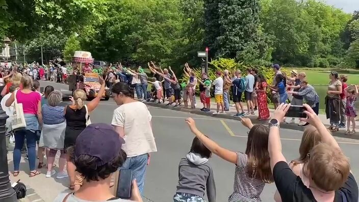 Roubaix : caravane puis coureurs, le passage du Tour de France à Barbieux