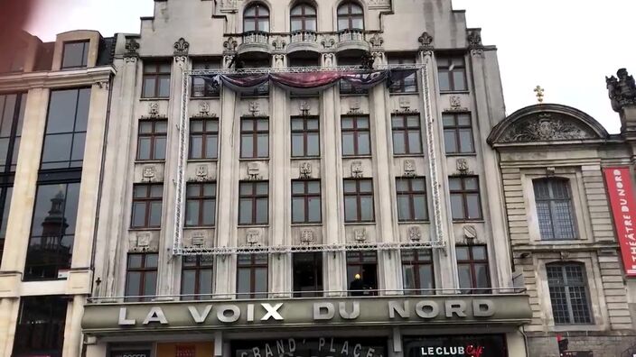 Une bâche "Merci au LOSC" déployée sur la façade de la Voix du Nord à Lille