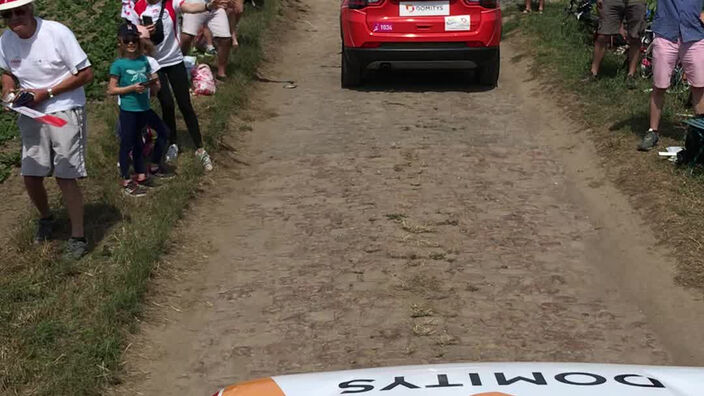 Tour de France : à bord de la caravane sur les secteurs pavés d'Arenberg