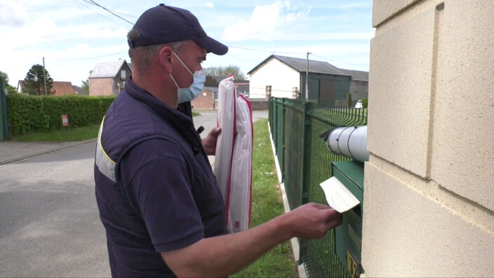 Bouzincourt : Le facteur livre le courrier...et la baguette