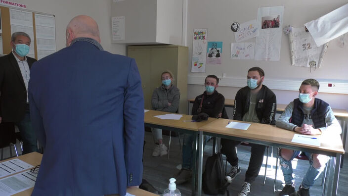 Laurent Pietraszewski en campagne à la Mission locale de Denain