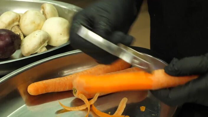 La recette de Pépée le Mat : cuisses de lapin à la chicorée, fondue d'endives, rattes et carottes