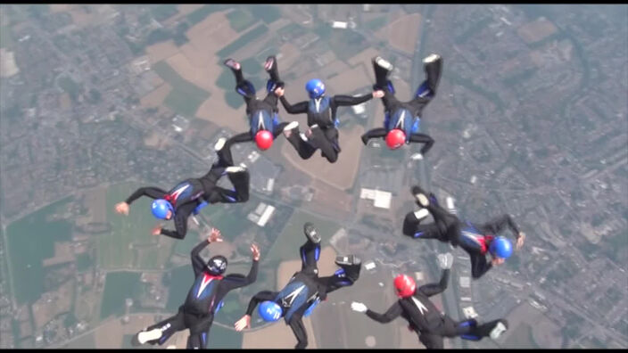 Christine Malnis et l'équipe de France de parachutisme s'entraînent à Bondues