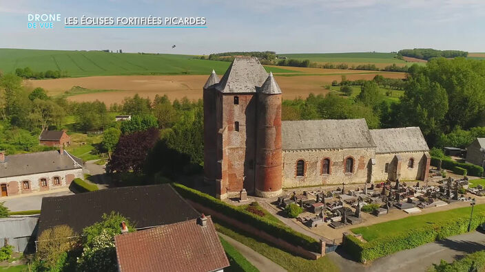 Drone de vue : les églises fortifiées picardes