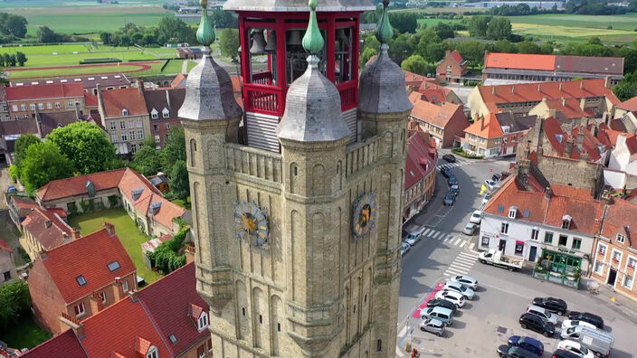 Le beffroi de Bergues vu du ciel .