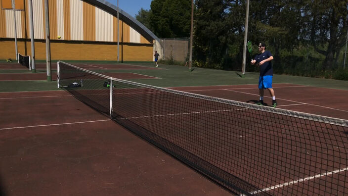Pratiquer le tennis, c'est possible, mais avec des précautions