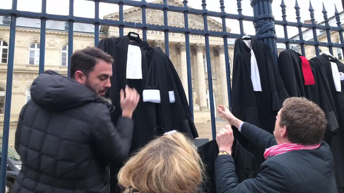 Les avocats en grève pendent leurs robes au palais de justice d'Amiens
