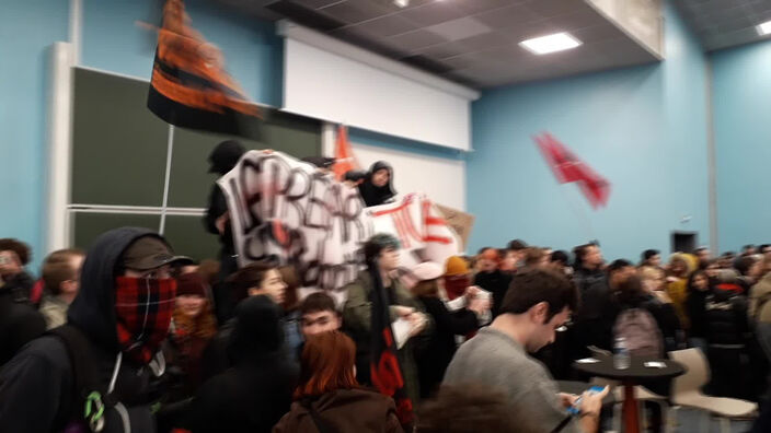 La précarité tue : des étudiants manifestent et bloquent la faculté de Lille 2