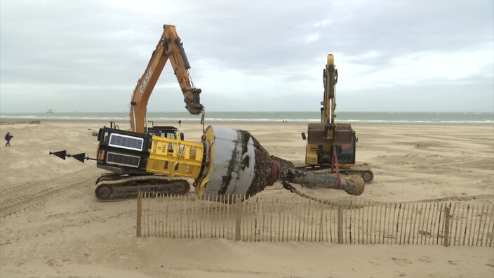 La bouée cardinale échouée sur la plage de Calais a été déplacée
