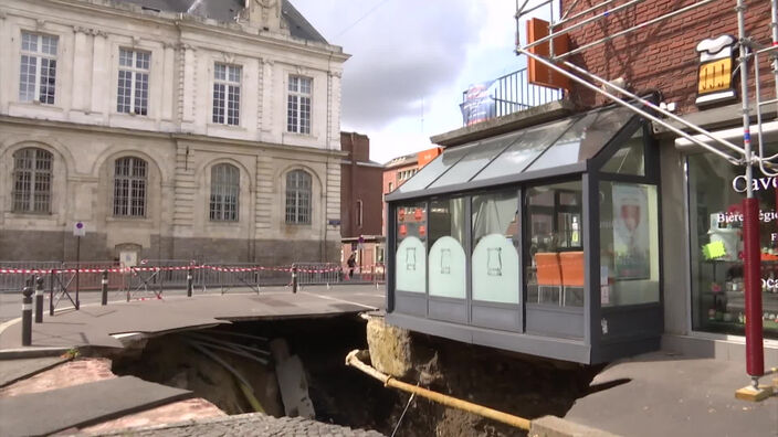 Un trou impressionnant dans la chaussée à Amiens