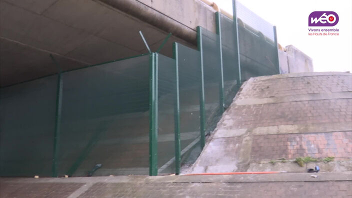 De nouvelles grilles installées à Calais pour empêcher les migrants de dormir sous le pont