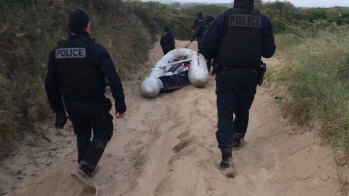 Une nuit avec les policiers de Calais qui luttent contre les traversées de migrants