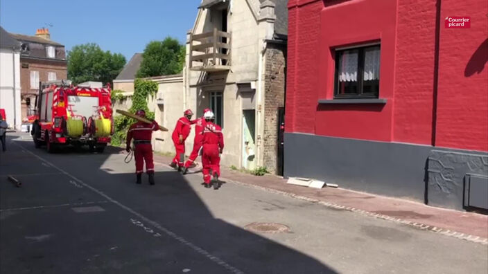 Au Crotoy, un poids lourd accroche un balcon, d'importants moyens de secours mobilisés