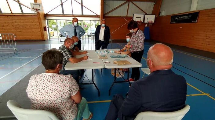 Dépouillement des départementales en cours à Frethun sous les yeux des candidats Jean-Marc Ponthieu (RN) et Guy Heddebaux (LR). Le maire de la commune arrive en tête pour le moment, suivi par le RN.