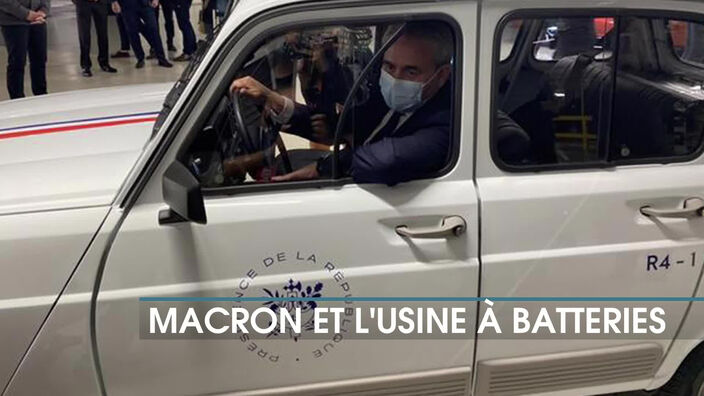 Insolite : Xavier Bertrand au volant d'une 4L estampillée "présidence de la République"