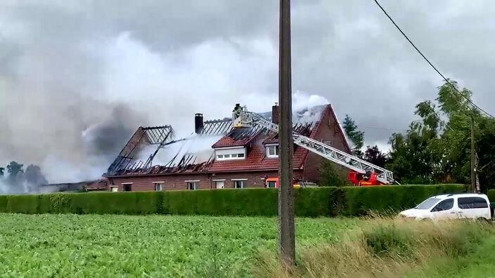 Une maison ravagée par les flammes à Morbecque