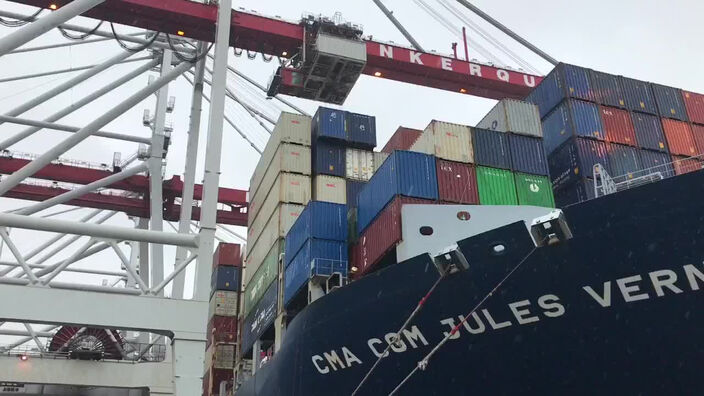 Le port de Dunkerque reçoit 50 millions de masques chaque semaine pour approvisionner le stock français