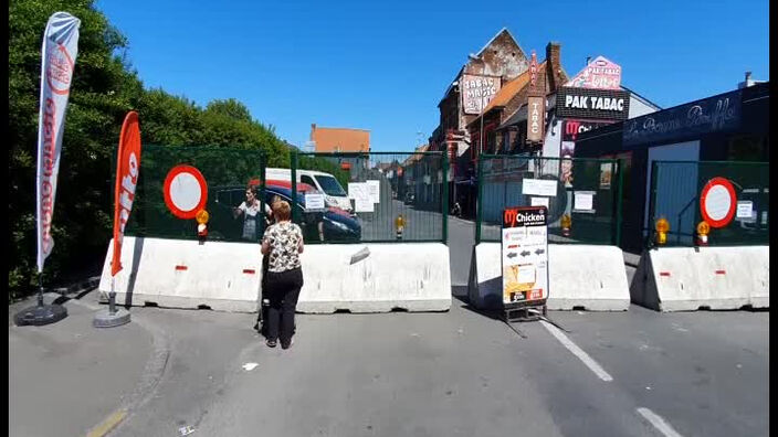 A wattrelos, ville frontière avec la Belgique, une famille donne rendez-vous aux autres membres de la famille à la ligne frontière