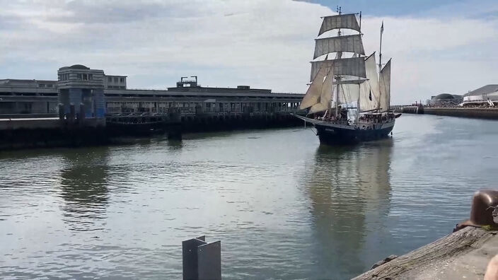 Ce dimanche, la parade des voiliers aux fêtes de la mer à Boulogne a attiré du monde en dehors du site soumis au pass sanitaire