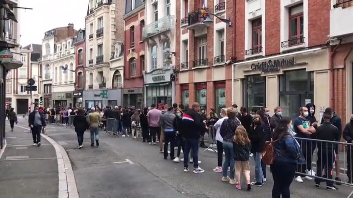 Arras : la foule devant le centre de vaccination de la place des Héros