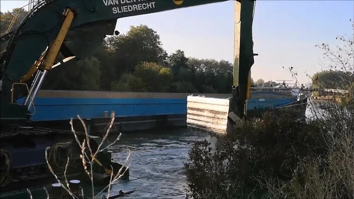 Opération enlevage de boue dans le canal de la Deûle à Lambersart 