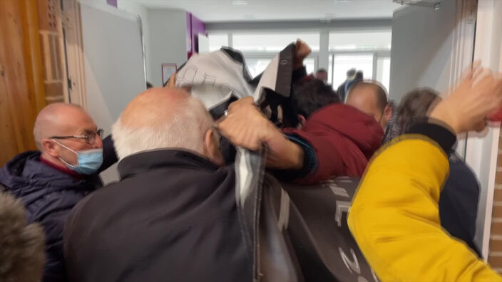 Des militants qui viennent en aide aux migrants à la réunion publique de Xavier Bertrand