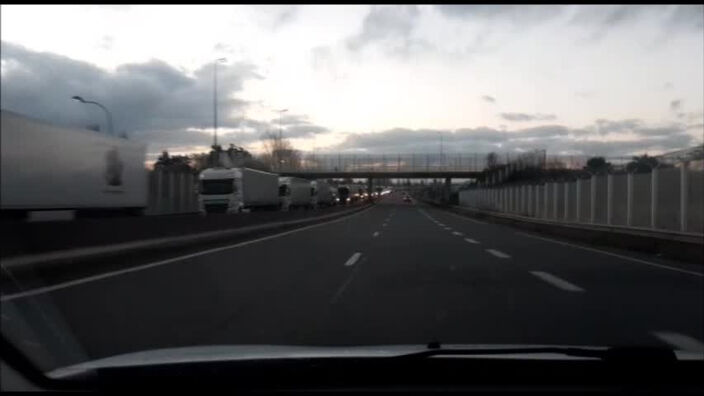 Calais : des camions bloqués sur la rocade après des barrages de migrants