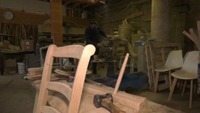 Vallée du Liger : L'un des derniers artisans chaisiers est à Neuville-Coppegueule