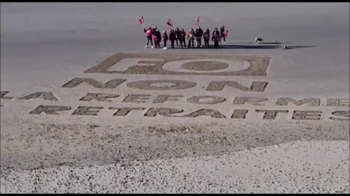 Retraites : au Portel, les manifestants inscrivent leurs revendications... sur le sable !