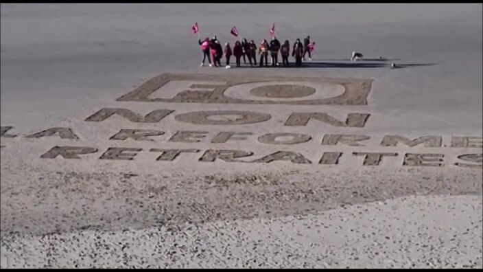 Retraites : au Portel, les manifestants inscrivent leurs revendications... sur le sable !