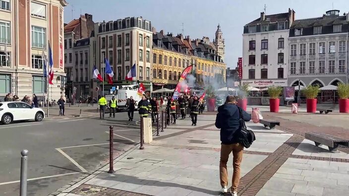 Lille: les pompiers manifestent place Rihour pour des embauches