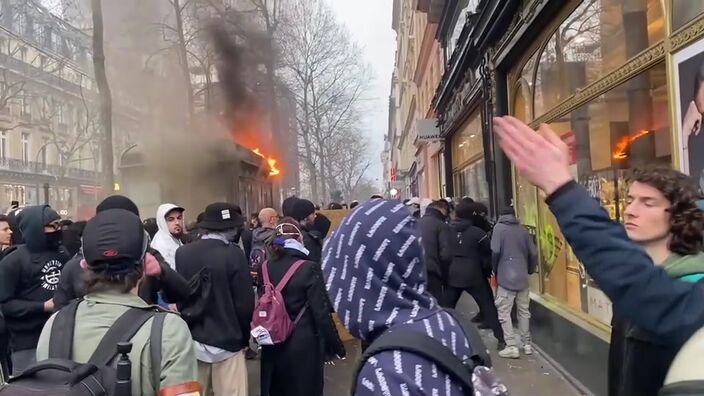 À Paris, des images impressionnantes d’un kiosque incendié et de vitrines vandalisées