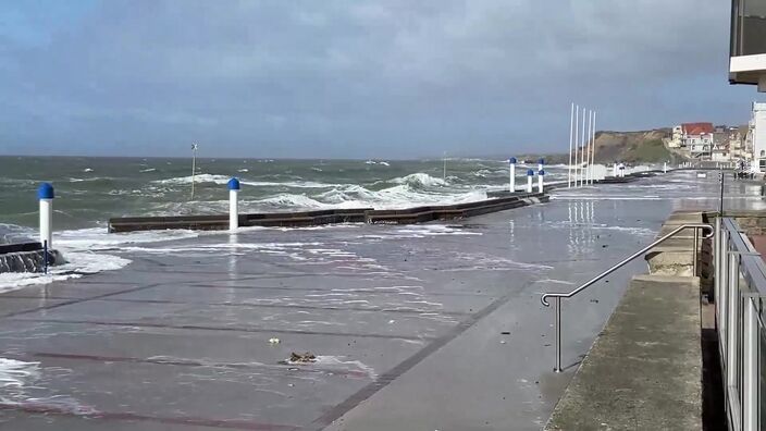 À Wimereux, de belles grosses vagues sur la digue