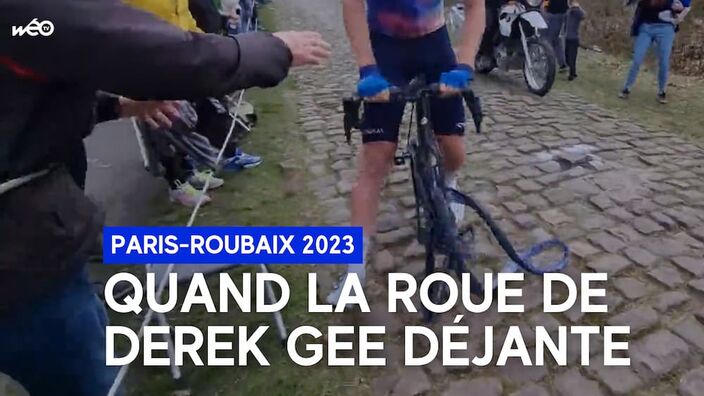 Paris-Roubaix dans la trouée d'Arenberg avec Derek Gee (Israel) dont la roue s'est déjantée