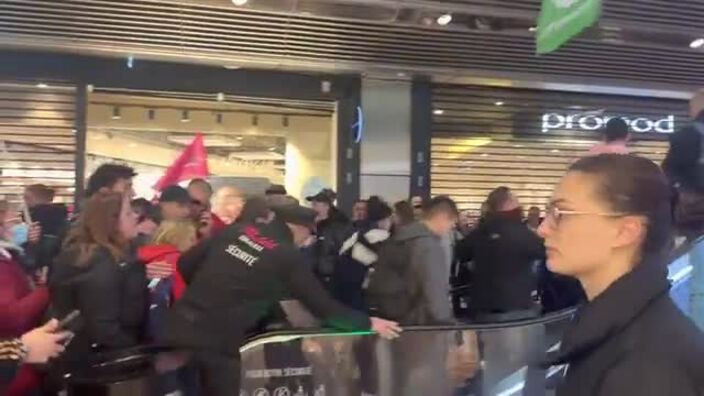 Lille : des manifestants contre la réforme des retraites dans Euralille
