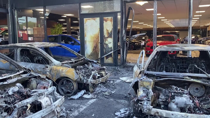 Saint-Léonard : une dizaine de voiture prennent feu devant une concession automobile