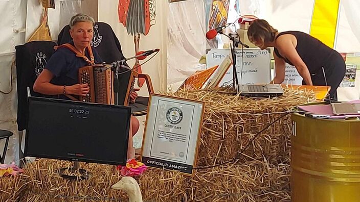 Hergnies : une dame bat le record du monde d'accordéon en jouant plus de 75 heures d'affilée