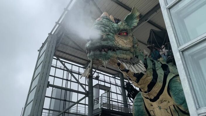 Calais : le dragon illumine toujours le front de mer