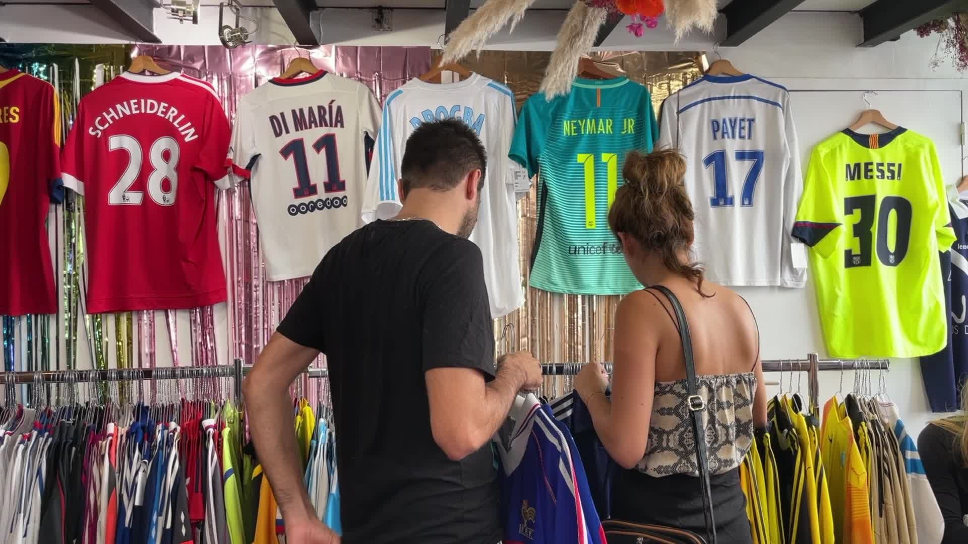 Une boutique éphémère de maillots de foot vintage ouvre à Lille - France  Bleu