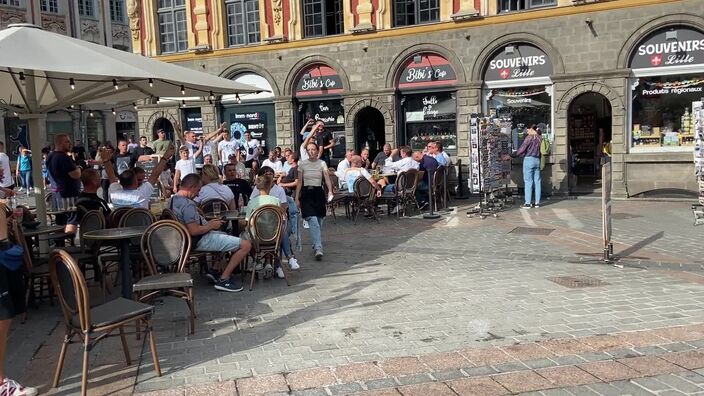 Les supporters de Rijeka chantent en nombre sur la Grand Place de Lille