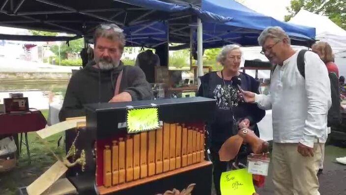 Braderie de Lille : Micheline et son orgue de barbarie