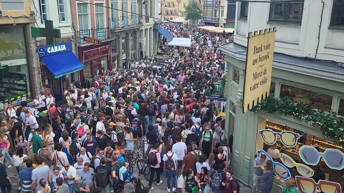 Braderie de Lille : c'est la foule Place du Lion-d'Or